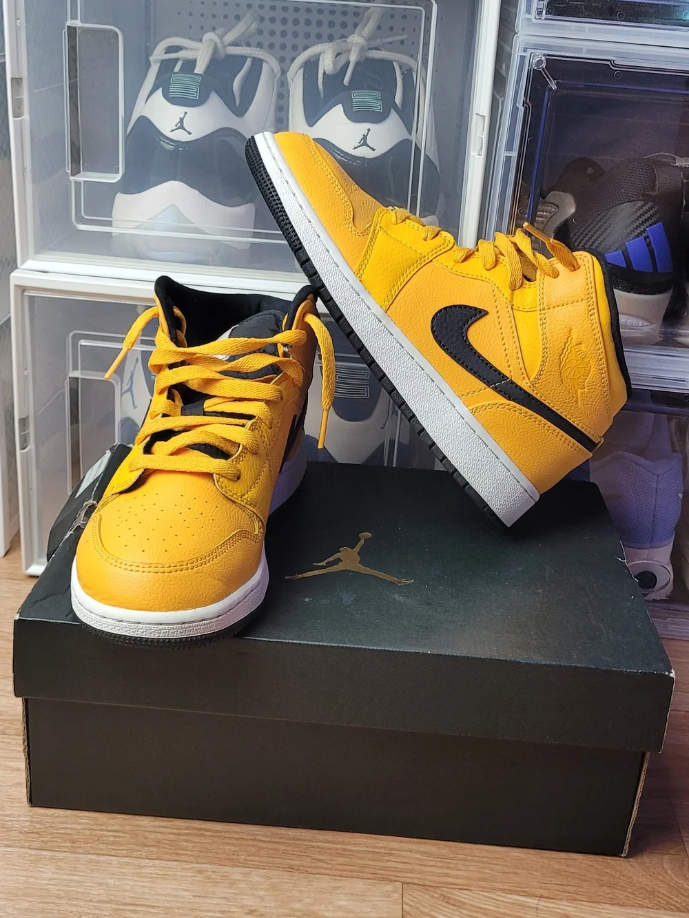 Nike Air Jordan 1 Mid GS University Gold Yellow Black BRED sz 5.5y